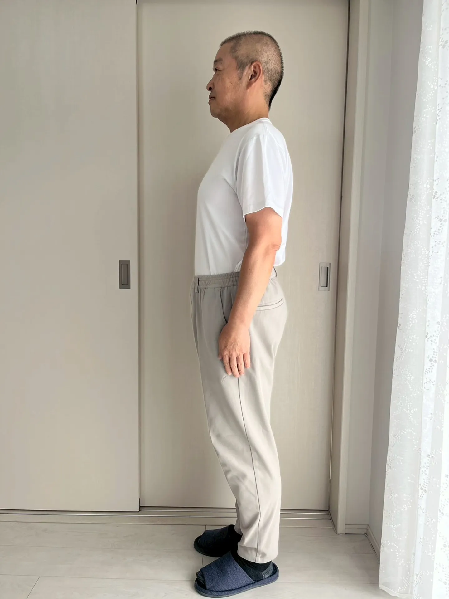 60代女性のダイエット後の全身写真（横向き、体重-17kg）