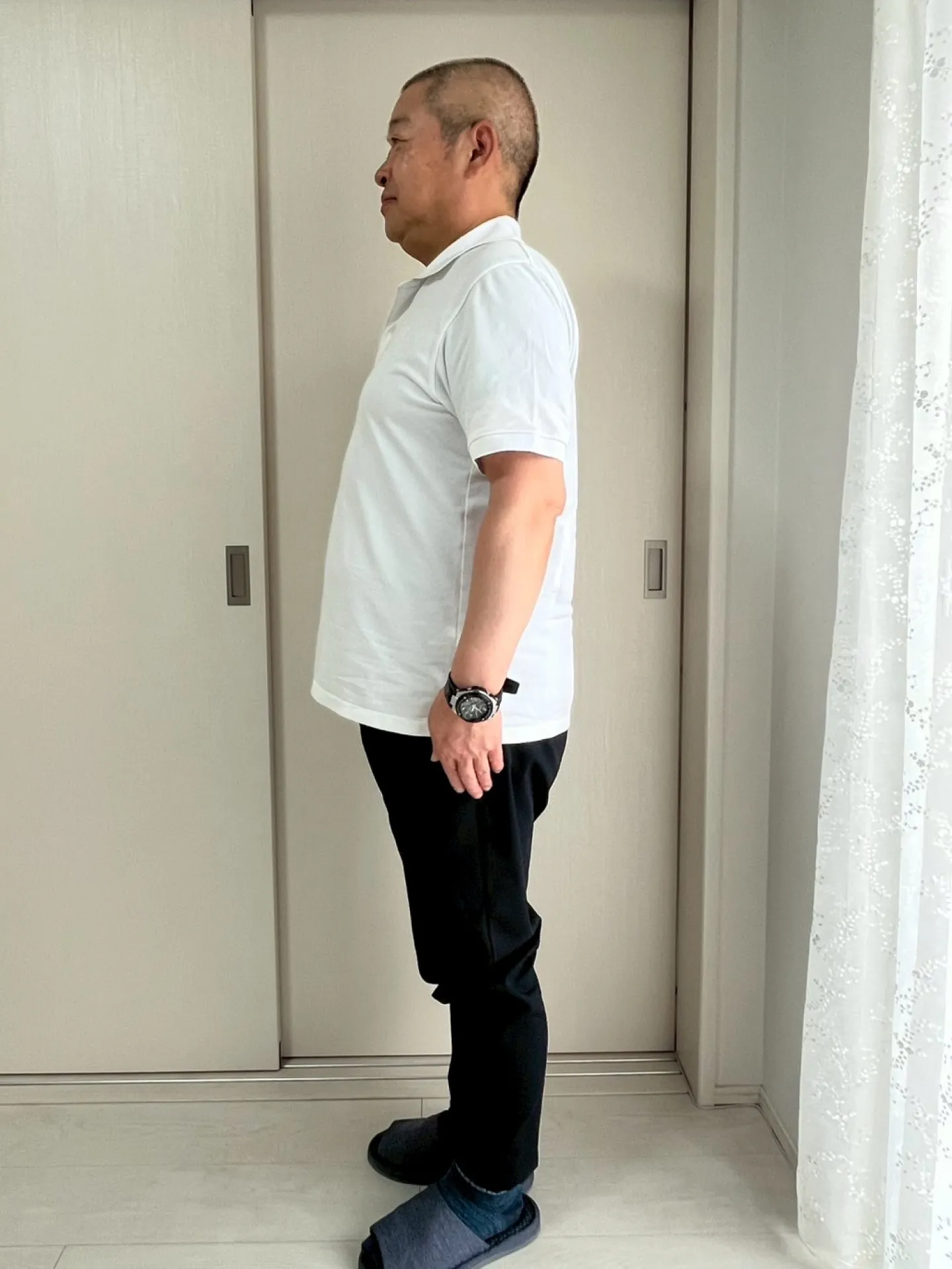 60代女性のダイエット前の全身写真（横向き）