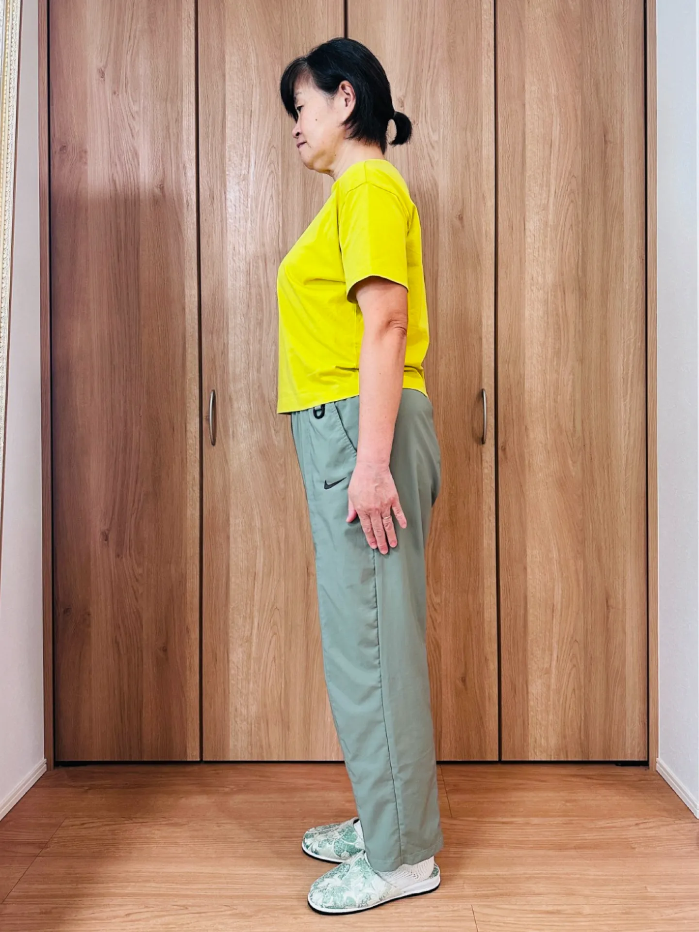 耳つぼダイエット開始前の女性の横向き全身写真