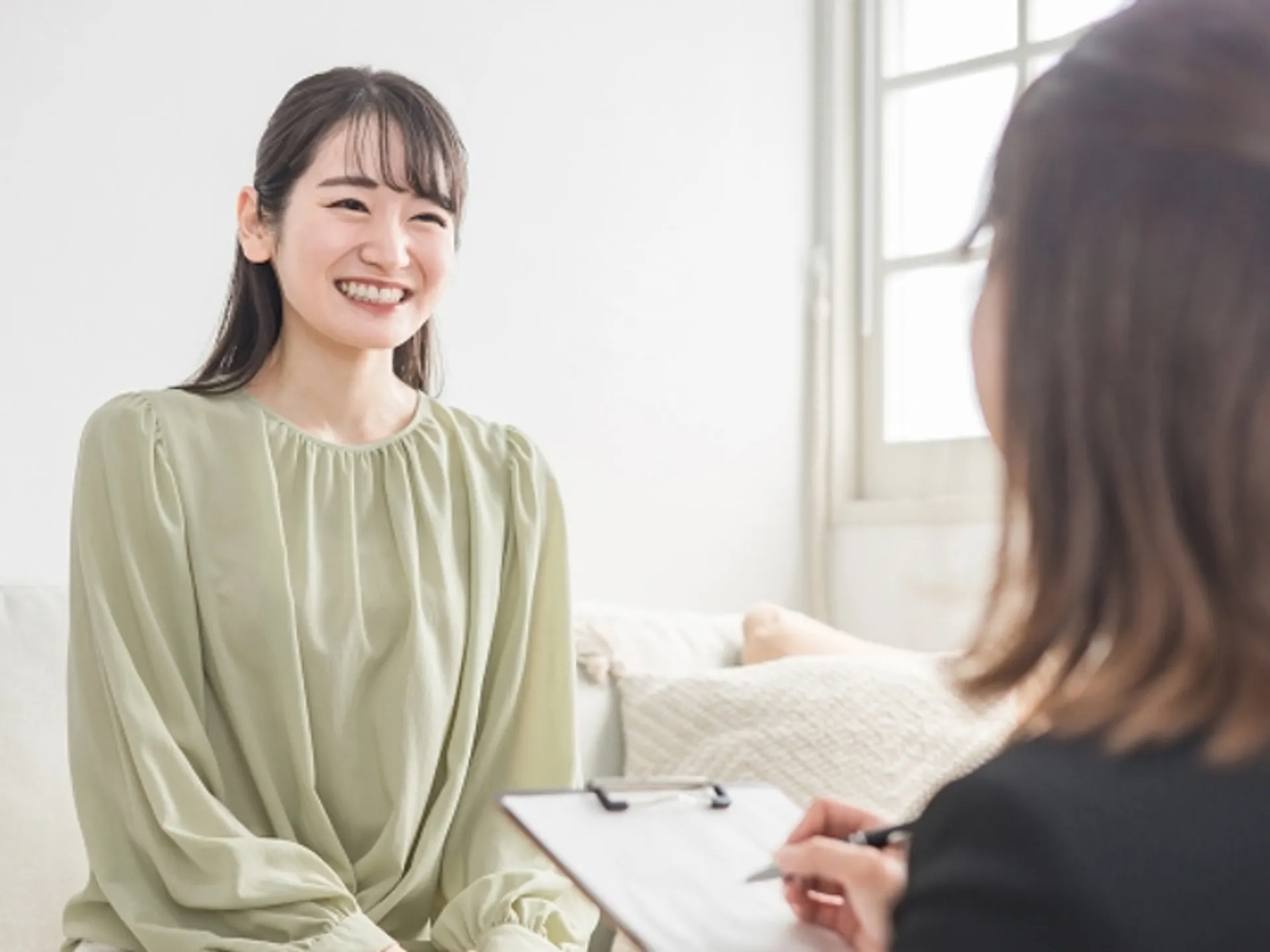 カウンセリングで笑顔になる女性